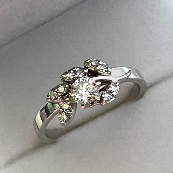 14k White gold ring, Size 6 with REAL Diamonds. Comes with appraisal - Picture 4 of 16